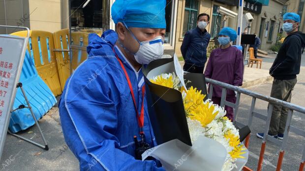 Aprovechando el Día de los Difuntos en China, se entregaron flores en honor del...