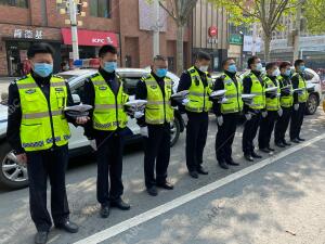 Policías de Wuhan guardan tres minutos de silencio por las víctimas del...
