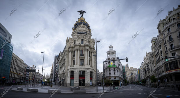 Crisis del Coronavirus. Edificio Metrópolis. Calles gran vía y Alcalá