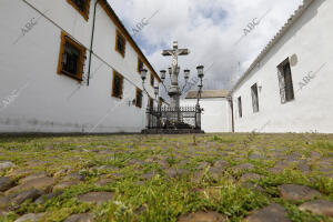 Plaza de Capuchinos con el Cristo de los Faroles, con vegetación en el suelo,...