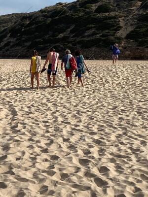 Fernando Simón y sus acompañantes abandonan la playa