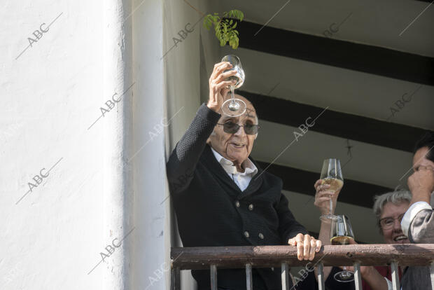 Francisco Brines ha dado una rueda de prensa en su finca «Elca» para celebrar la...