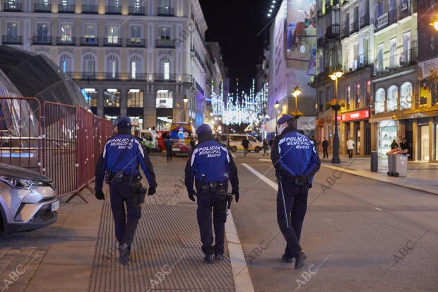 Calles aledañas con vallas regulando el acceso y un dron de la Policía Municipal...