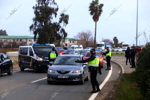 Control de tráfico de la Policía y Guardia Civil a la salida de Córdoba por el...