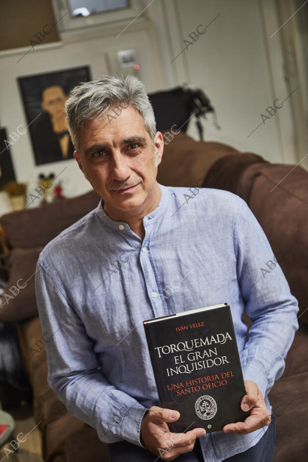 Fotografías posadas en su domicilio al arquitecto Iván Vélez, escritor del libro...