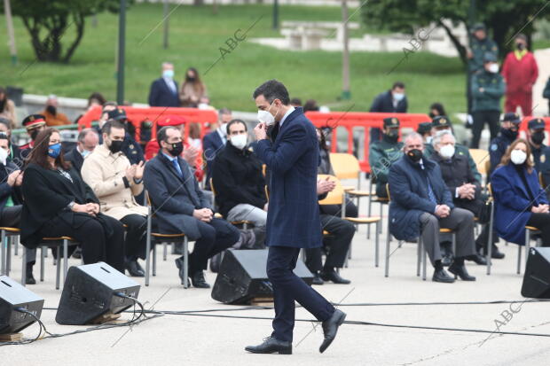 El presidente del Gobierno Pedro Sánchez, acompañado por varios ministros y...