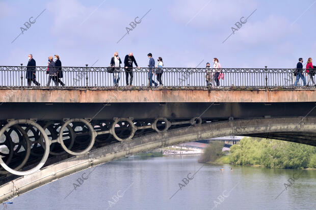Aprovechando el sol, la gente toma las calles de Triana