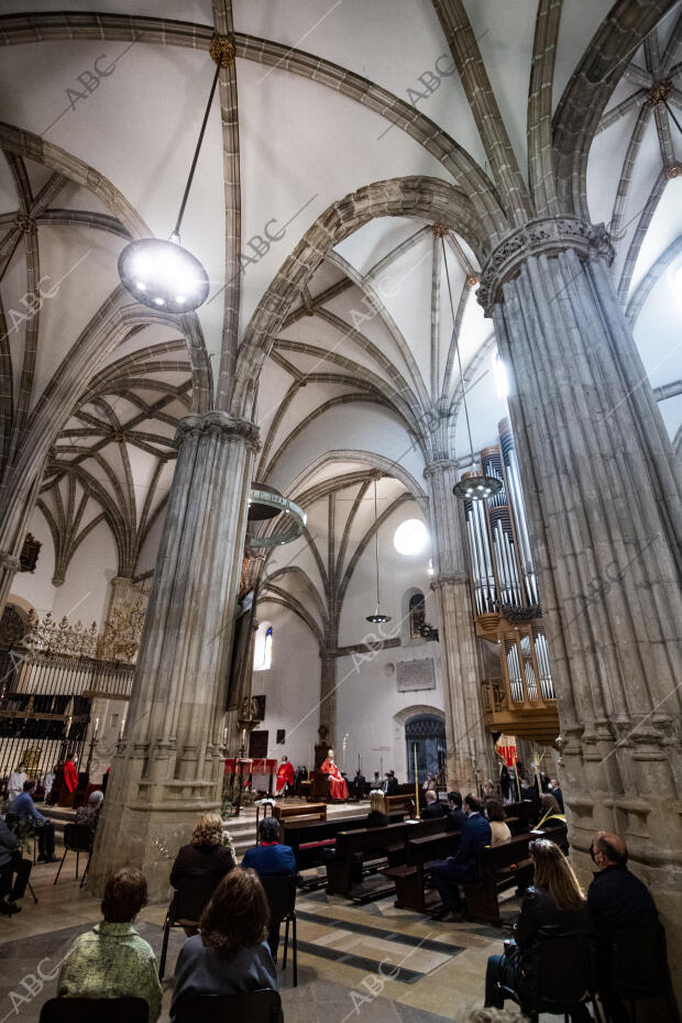 El obispo Reig preside la misa con medidas Covid-19, después de las...