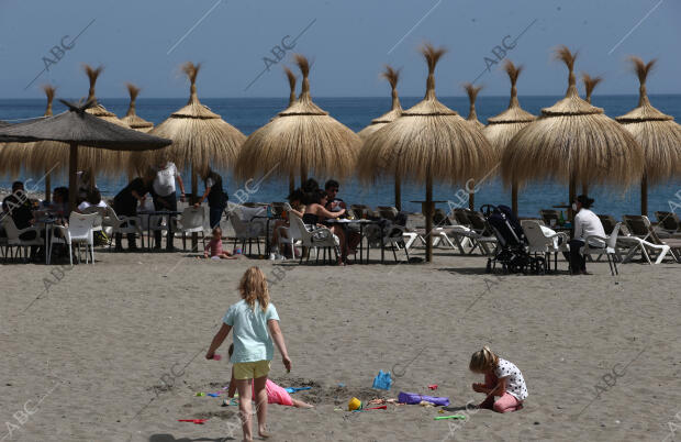 En la imagen, unos niños jugando en la playa