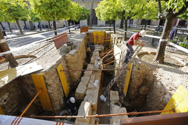 Excavación arqueológica en el Patio de los Naranjos de la Mezquita Catedral,...