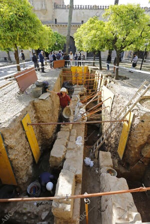 Excavación arqueológica en el Patio de los Naranjos de la Mezquita Catedral,...