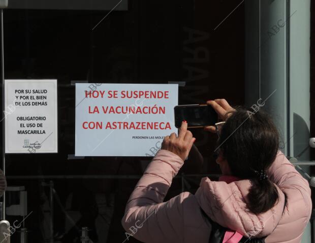 En la imagen, un centro de vacunación donde se suspendió la inoculación de la...