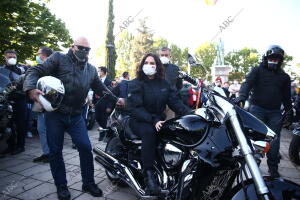 Visita en moto de la candidata del PP a las elecciones del 4 M, Isabel Díaz...