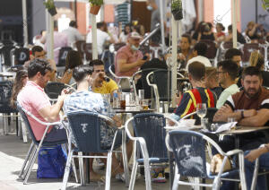 Ambiente en terrazas y veladores de restaurantes y bares en el centro y en la...