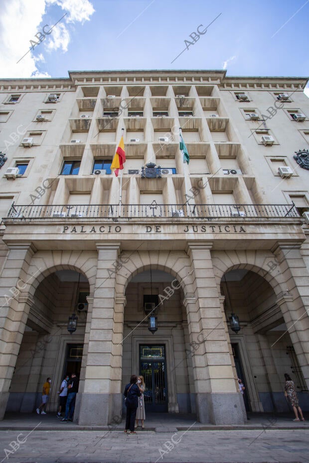 Reportaje sobre el edificio de la Audiencia Provincial de Sevilla y sus rincones...