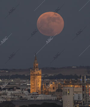 Super Luna de fresa en el día de san Juan