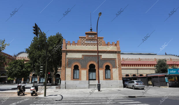 Comienzan a retirar los toldos y los andamios que cubrían la fachada de la...