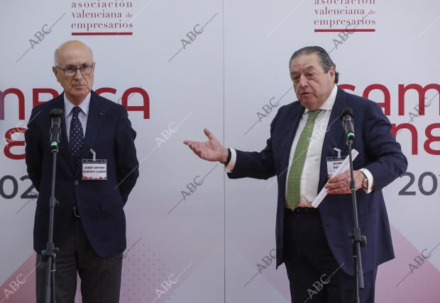 Josep Durán I Lleida y Vicente Boluda en la asamblea general de Ave