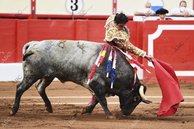 Miguel Ángel Perera toreando en la plaza de Cuatro Caminos, donde cosechó un...