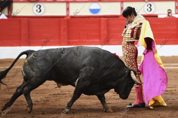 Miguel Ángel Perera toreando en la plaza de Cuatro Caminos, donde cosechó un...