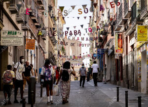 Banderitas y mantones por las fiestas de la Paloma