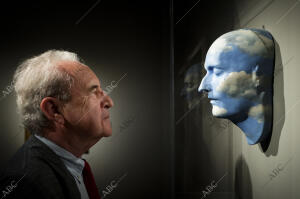 El escritor irlandés John Banville, visita la exposición de Magritte en el Museo...