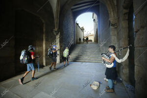 Músico callejero toca en el arco del palacio de Gelmiíez, junto a la catedral de...