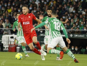 Lucas Ocampos encarando a la defensa del Betis