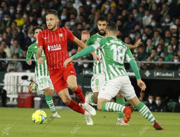 Lucas Ocampos encarando a la defensa del Betis