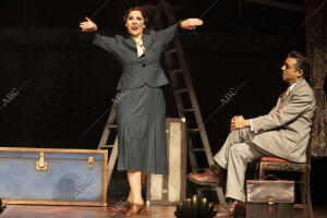 Pase gráfico de la obra de teatro 'En tierra extraña' con Diana Navarro,...