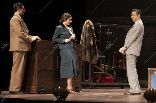 Pase gráfico de la obra de teatro 'En tierra extraña' con Diana Navarro,...