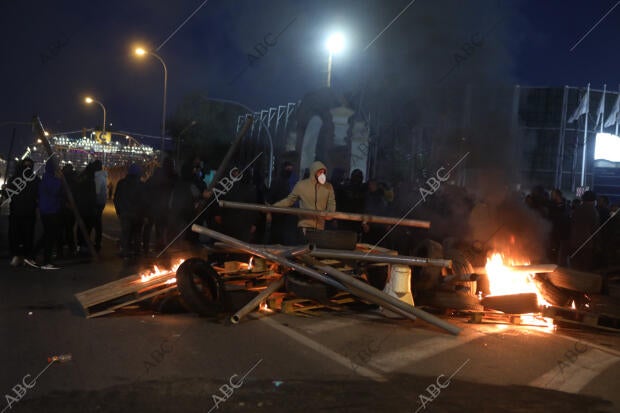 Manifestación de los trabajadores del sector del metal con barricadas y...