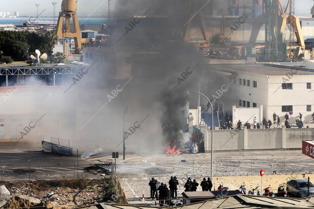 Disturbios en las protestas a las puertas de los astilleros de Navantia