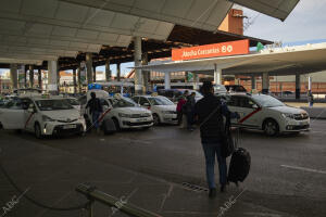 Cola de taxis en zona de llegadas