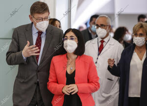 El presidente de la Generalitat, Ximo Puig, junto a la consejera de Sanidad, Ana...