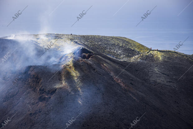 Reportaje en la boca del cono del volcán Cumbre Vieja