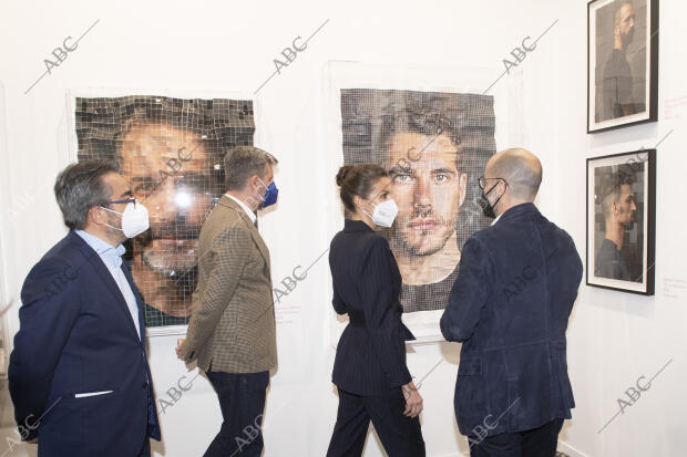 La Reina doña Letizia visita el stand de Abc cultural y la obra de Germán Gómez