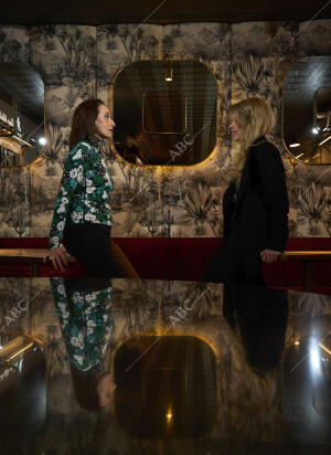 Luz casal y Christina Rosenvinge Posan en el café Comercial