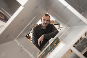 Fotos a Isaac Rosa, que presenta su novela «Un lugar seguro», premio Biblioteca...