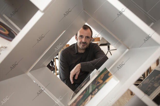 Fotos a Isaac Rosa, que presenta su novela «Un lugar seguro», premio Biblioteca...