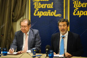 En la imagen, el director Julián Quirós, junto al presidente del Club Liberal,...