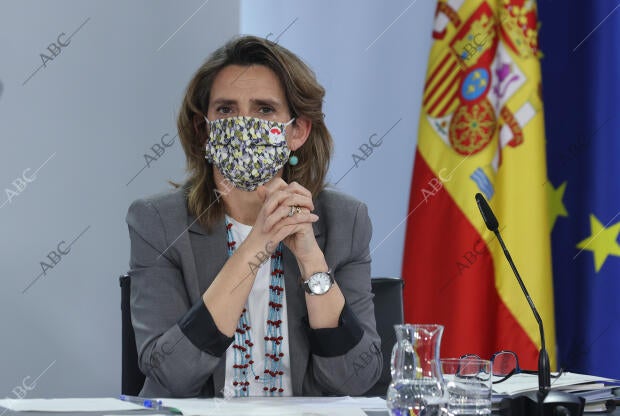 la vicepresidenta segunda y ministra de Trabajo y Economía, Yolanda Díaz, y la...