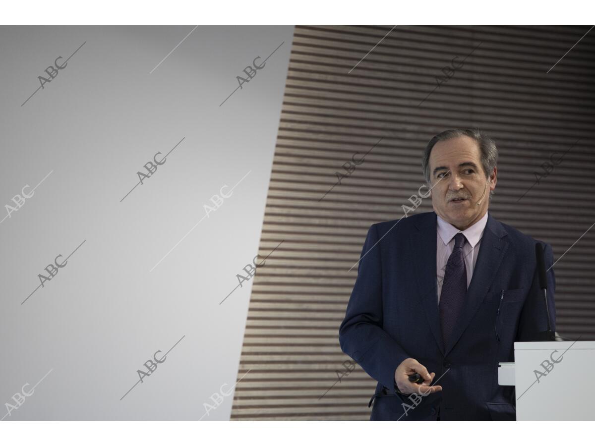 Intervienen José Ignacio Martín Valdés, Santiago González, Pedro