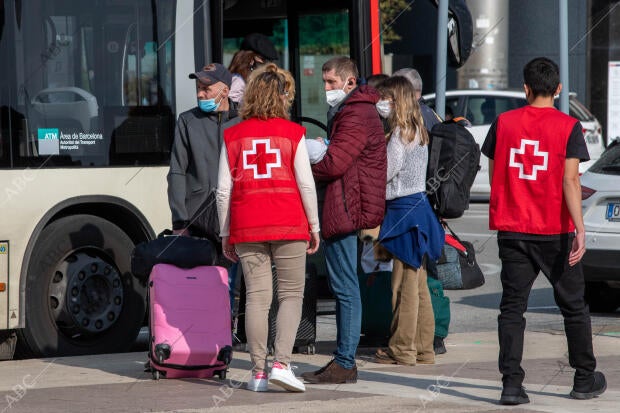 Refugiados ucranianos llegan a la estación de Sants donde son asistidos por la...