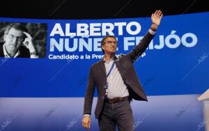 Alberto Núñez Feijóo saluda al auditorio