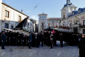 Encuentro entre las procesiones del Cristo Yacente y la Virgen de la Soledad...