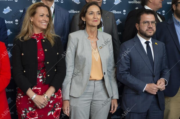 La ministra de Industria, Comercio y Turismo, Reyes Maroto, y el presidente de...