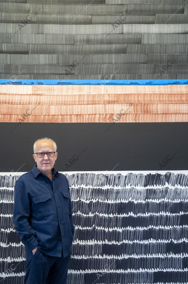 El pintor Juan Uslé en su exposición de la galería Rafael Ortiz