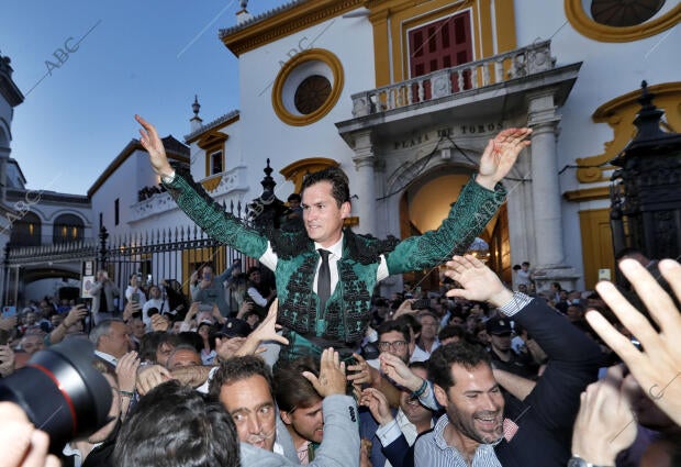 Daniel Luque por la Puerta del Principe