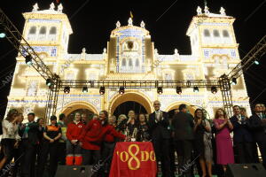 El alcalde de Sevilla, Antonio Muñoz, junto a María del Monte, encargada de...